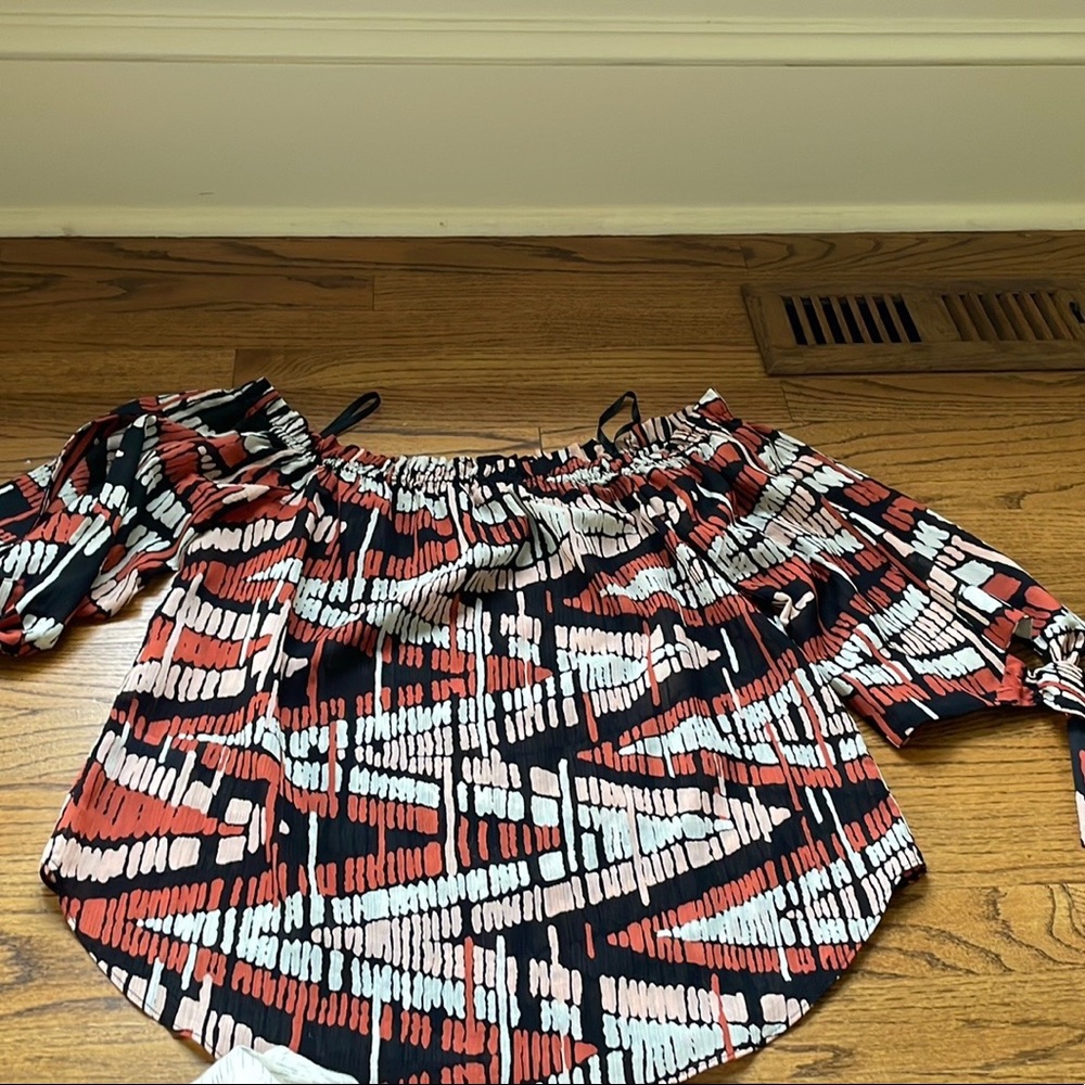 Beautiful top can be worn on or off shoulder